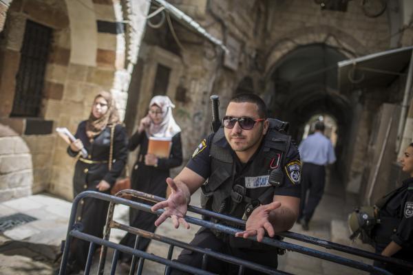 הסעיף האבסורדי בו חשודים הצעירים שהתפללו ליד הר הבית