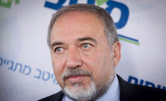 בימין תוקפים את ליברמן: בונה לערבים מקפיא ליהודים