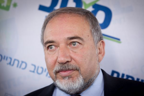 בימין תוקפים את ליברמן: בונה לערבים מקפיא ליהודים