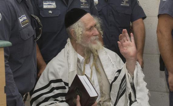 הרב אליהו נגד הדלקת הרב ברלנד: "איש שפל ונקלה"