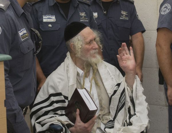 הרב אליהו נגד הדלקת הרב ברלנד: "איש שפל ונקלה"