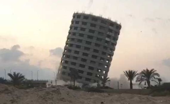 צפו: אחרי 16 שנה, המלון הריק בעכו פוצץ