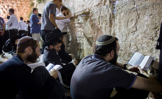 שו"ת: האם לברך שהחינו על קריאת מגילת איכה?