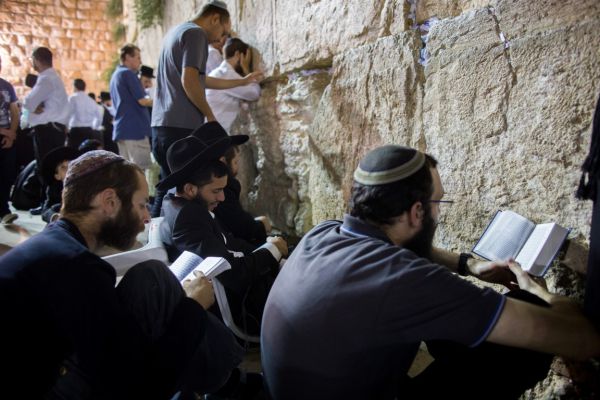 שו"ת: האם לברך שהחינו על קריאת מגילת איכה?