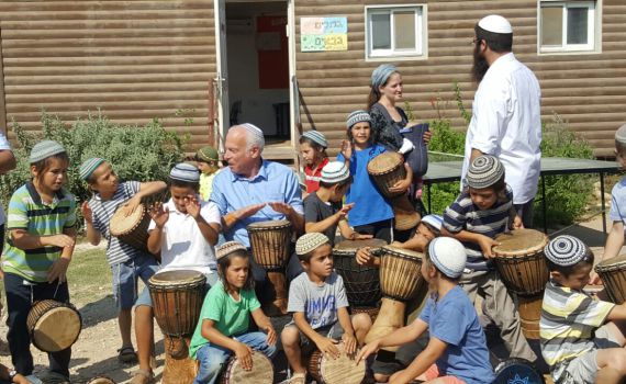 בא לחזק: אורי אריאל פתח את שנה"ל בעמונה