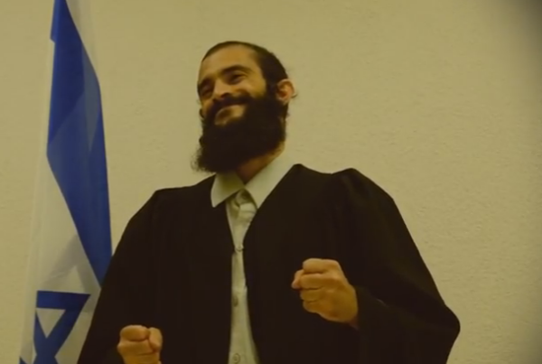 עצוב: משפט אזריה מנקודת מבטו של התובע; צפו בסאטירה