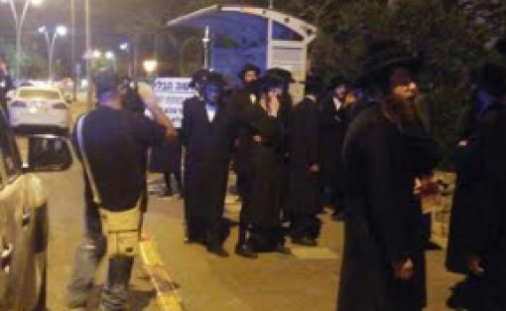 'מוכר נשמות ישראל': הפגנה מול ביתו של הרב הבלין
