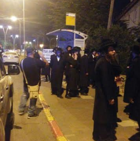 'מוכר נשמות ישראל': הפגנה מול ביתו של הרב הבלין