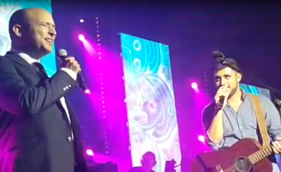 ענק: נפתלי בנט בדואט עם ישי ריבו בקיסריה; צפו