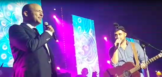 ענק: נפתלי בנט בדואט עם ישי ריבו בקיסריה; צפו