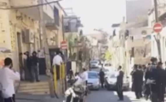 מזעזע: חייל חרדי הגיע לבית כנסת והותקף; צפו