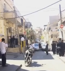 מזעזע: חייל חרדי הגיע לבית כנסת והותקף; צפו