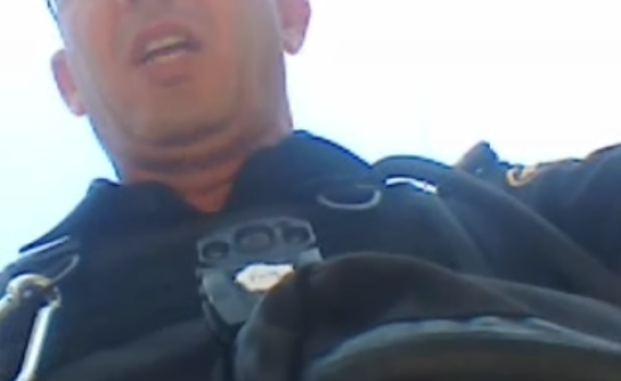 צפו: ביקשה להתפלל; השוטר איים: "אשבור לך ת'ראש"