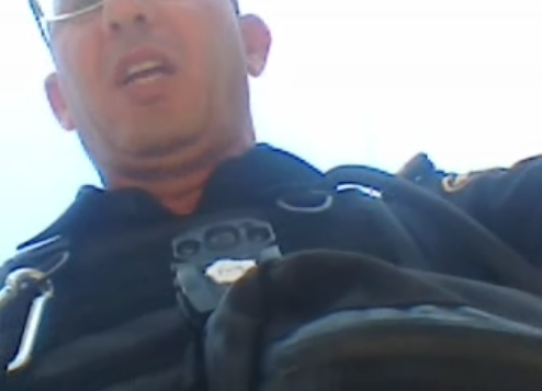 צפו: ביקשה להתפלל; השוטר איים: "אשבור לך ת'ראש"