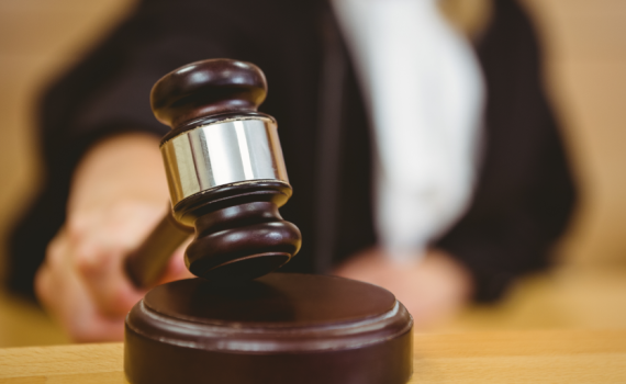 צפו: להגיע למשפט ולגלות שהשופט זה אבא שלך