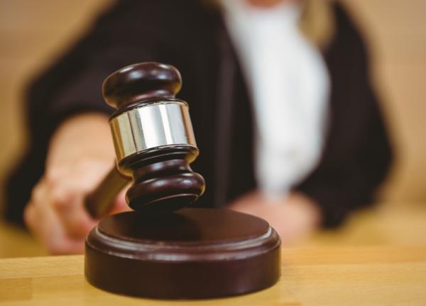 צפו: להגיע למשפט ולגלות שהשופט זה אבא שלך