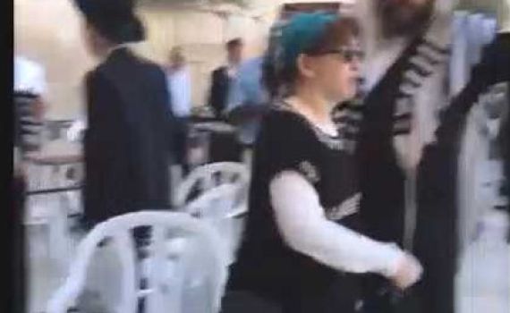 צפו: 'נשות הכותל' פרצו לעזרת הגברים ונהדפו