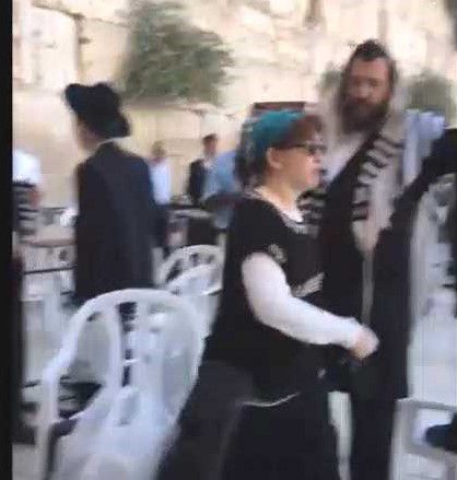 צפו: 'נשות הכותל' פרצו לעזרת הגברים ונהדפו