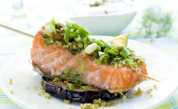 מתכון קליל: פילה סלמון על מצע חציל בלאדי