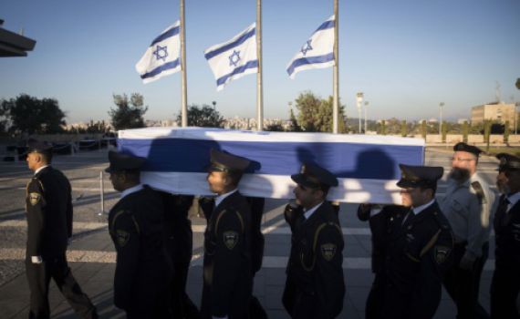 ארונו של  פרס הוצב ברחבת הכנסת; אלפי אזרחים יחלפו על פניו