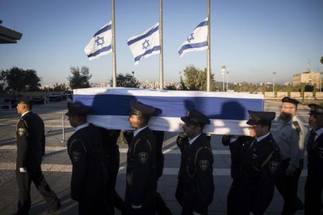 ארונו של  פרס הוצב ברחבת הכנסת; אלפי אזרחים יחלפו על פניו