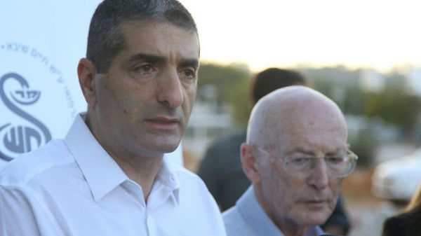 "הוא לחץ לנו את היד": שמעון פרס נלחם על חייו