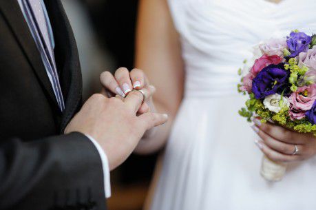 מזעזע: רבנים מחתנים פסולי חיתון וגובים אלפי שקלים