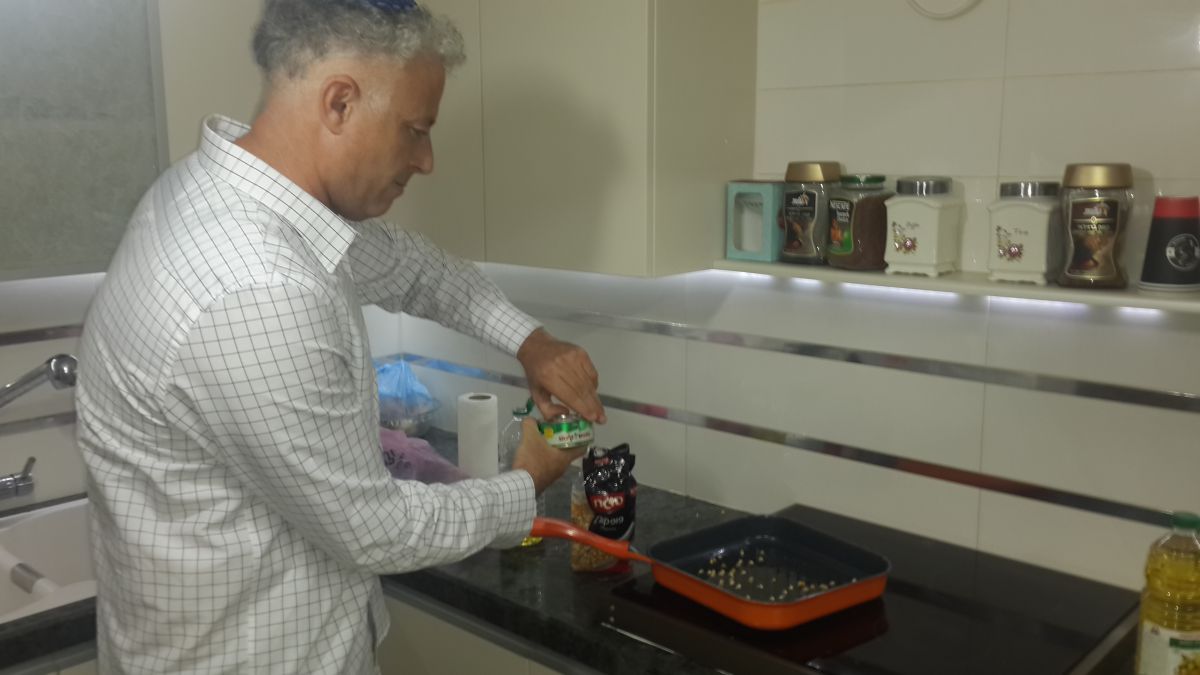 סורגים ארוחה עם סלבסרוג  • יהודה עמשלם