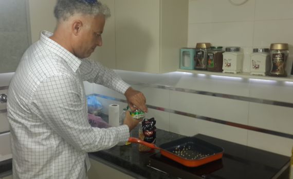 סורגים ארוחה עם סלבסרוג  • יהודה עמשלם