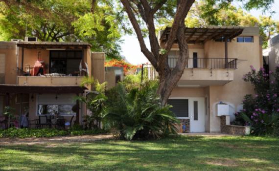 בית הכנסת שקורע את הקיבוץ בדרום לשניים