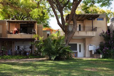 בית הכנסת שקורע את הקיבוץ בדרום לשניים