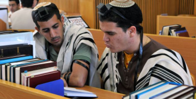 עידוד לשירות משמעותי? לבנים דתיים בלבד - סרוגים