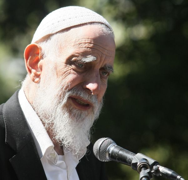 "אתה ואני ושמעון פרס אוהבים שלום עם הערבים"