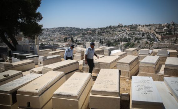 עלתה לקבר חמותה וגילתה מצבה של מישהו אחר