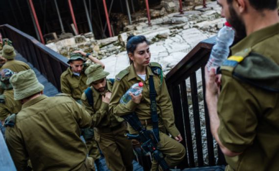 במקרים חריגים: חיילים וחיילות יישנו באותו חדר