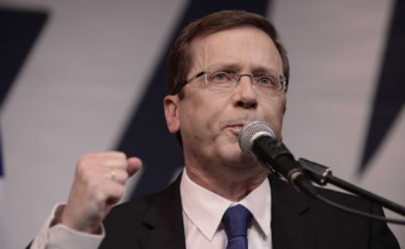 הרצוג יוצא להגנת נתניהו: 'יושב בבוסטון ומחלק ציונים'