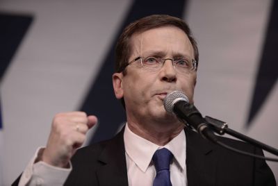 הרצוג יוצא להגנת נתניהו: 'יושב בבוסטון ומחלק ציונים'