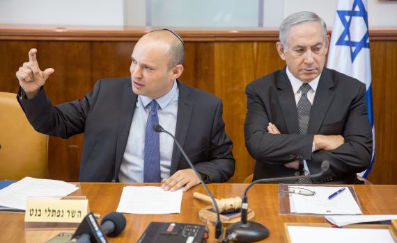 צפו בשפת הגוף: בנט מדבר – נתניהו אפילו לא מסתכל