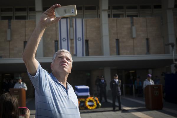 הלווית פרס ז"ל, ומה עם איסור הלנת המת?