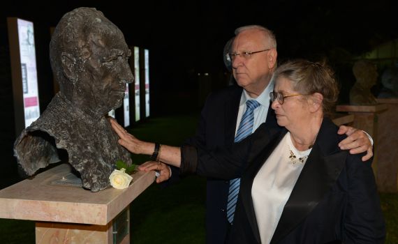 הנשיא הניח פרח על פסלו של שמעון פרס