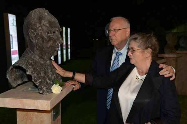 הנשיא הניח פרח על פסלו של שמעון פרס