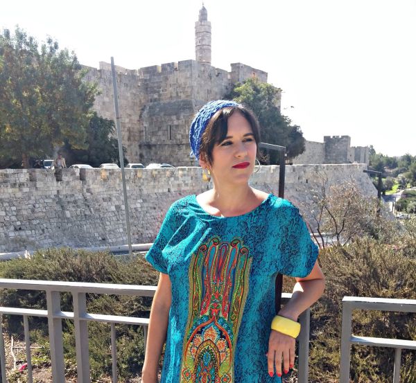 "נולדה מחדש" – אמילי עמרוסי משיבה למבקרים