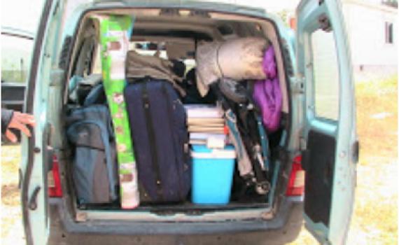 זוג מטיילים דתיים עם תינוק נעצרו בגלל סכין, כף ומזלג