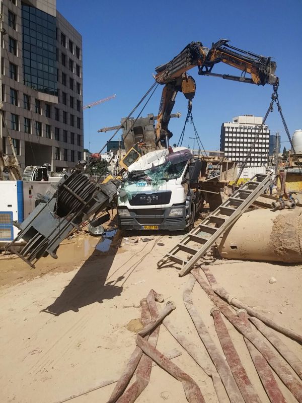 המנוף קרס ומחץ את המשאית. בנס אין נפגעים