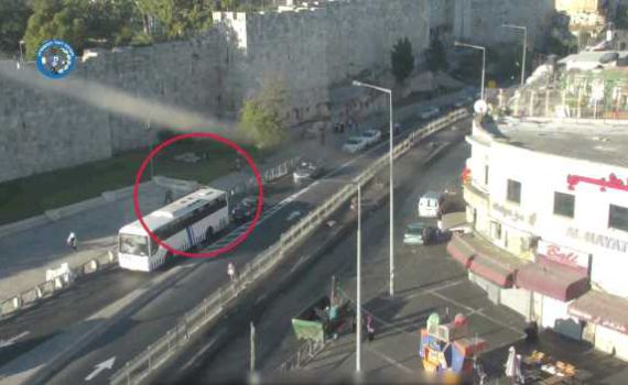 צפו: כך ניטרל השוטר את המחבל שדקר אותו