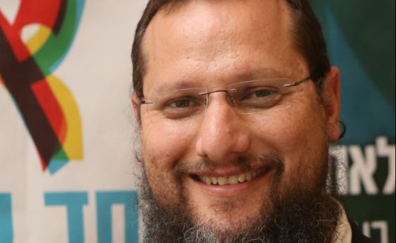 האם יש עדיפות הלכתית לחלוקת סל מזון או תלוש?