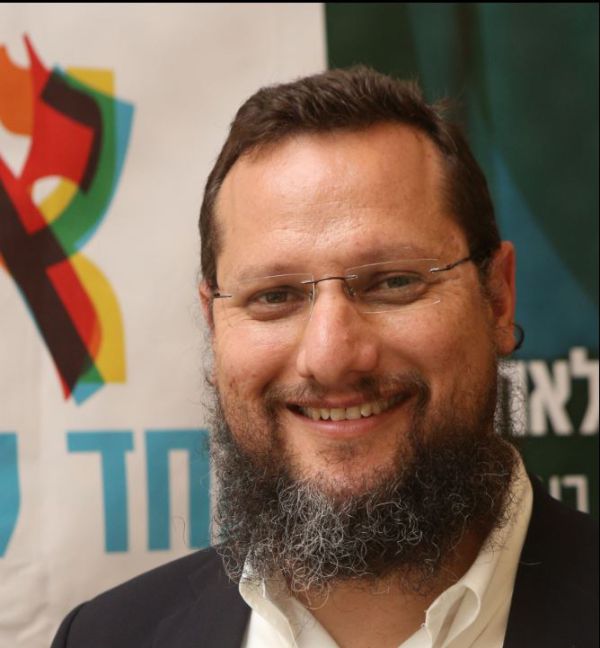 האם יש עדיפות הלכתית לחלוקת סל מזון או תלוש?