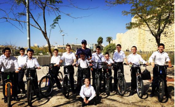 קפץ לבקר: עלילות לאנס ארמסטרונג בארץ הקודש