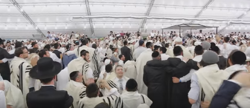 תיעוד נדיר: כך נראית תפילת ראש השנה באומן; צפו