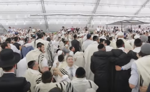 תיעוד נדיר: כך נראית תפילת ראש השנה באומן; צפו